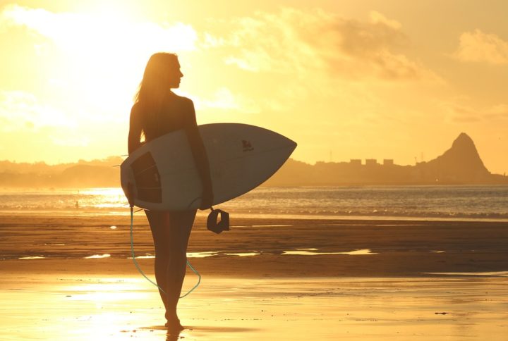 https://pixabay.com/de/photos/strand-surfer-surfbrett-1838501/