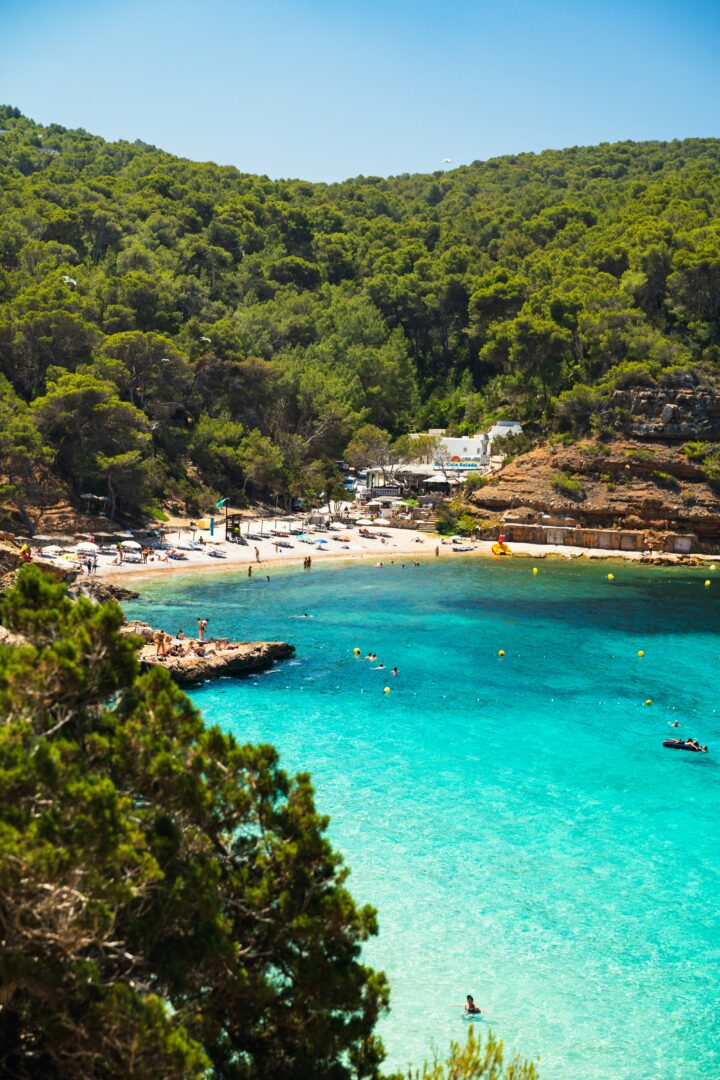 Malerische Bucht auf Ibiza